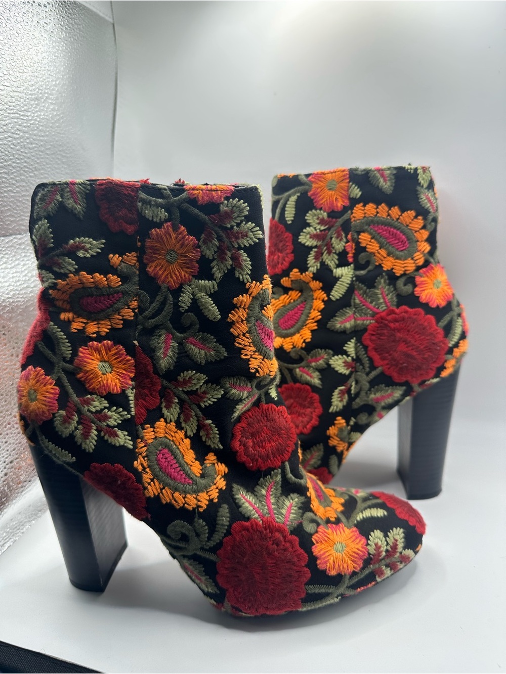 Wild Diva Lounge Floral Embroidered Velvet Ankle Booties Size 7.5